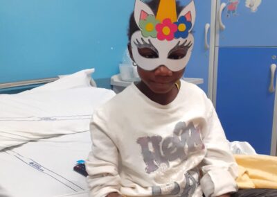 Bambina-con-maschera-in-pediatria